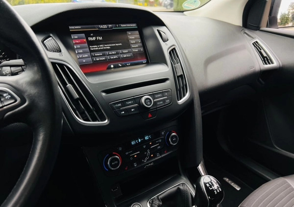 Ford Focus cena 35900 przebieg: 104000, rok produkcji 2015 z Radzymin małe 781